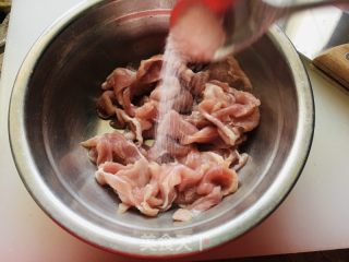 芥兰肉片汤的做法步骤：1