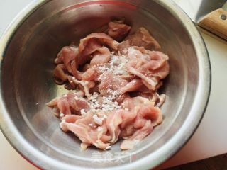 芥兰肉片汤的做法步骤：2