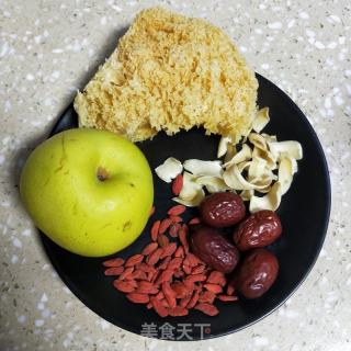银耳百合雪梨汤的做法步骤：1