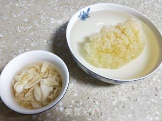 银耳百合雪梨汤的做法步骤：2