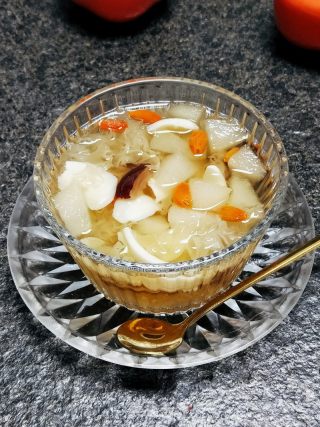 银耳百合雪梨汤的做法步骤：11