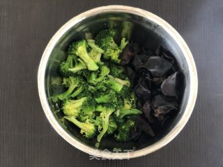 西兰花番茄炒蛋的做法步骤：1