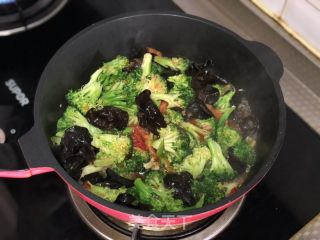 西兰花番茄炒蛋的做法步骤：4