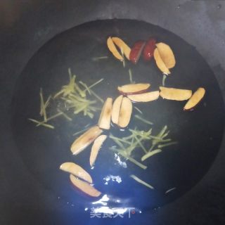 姜枣荷包蛋汤的做法步骤：3