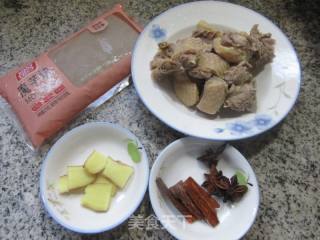 魔芋块烧鸭肉的做法步骤：1