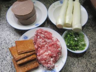 香干茭白肉馅荞麦饺子的做法步骤：1