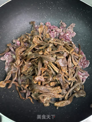 鹿茸菇炒牛肉的做法步骤：7