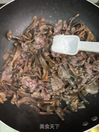 鹿茸菇炒牛肉的做法步骤：8