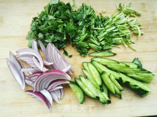 黄瓜洋葱拌香菜的做法步骤：2