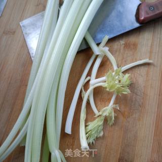 肉片炒白芹菜的做法步骤：1