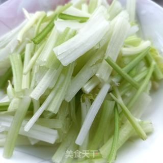 肉片炒白芹菜的做法步骤：2