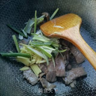 肉片炒白芹菜的做法步骤：8