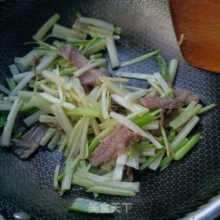 肉片炒白芹菜的做法步骤：11