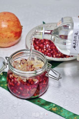 石榴怎么泡酒用什么白酒好？果香浓郁，做法超简单！的做法步骤：2