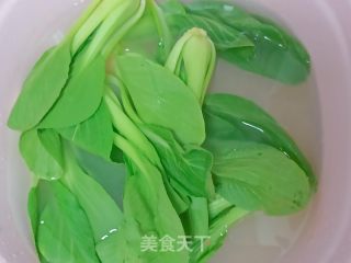 蚝油香菇炒油菜的做法步骤：1