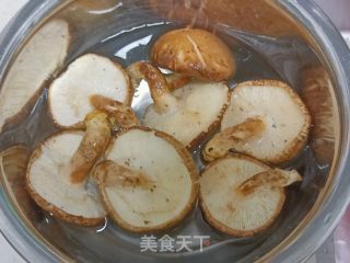 蚝油香菇炒油菜的做法步骤：2