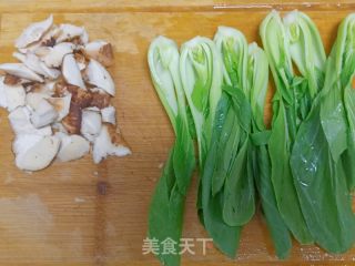 蚝油香菇炒油菜的做法步骤：3