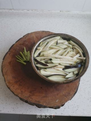 尖椒炒茄丝的做法步骤：2