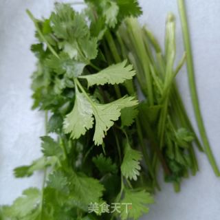 鸡胸肉拌香菜的做法步骤：1