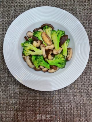 西蓝花炒香菇的做法