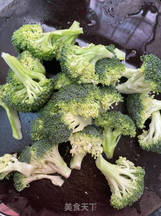 西蓝花炒香菇的做法步骤：2