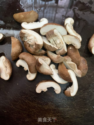 西蓝花炒香菇的做法步骤：3