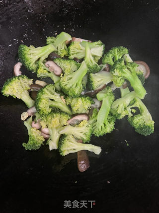 西蓝花炒香菇的做法步骤：6