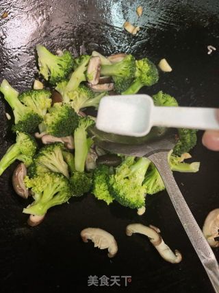 西蓝花炒香菇的做法步骤：7