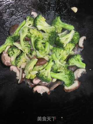 西蓝花炒香菇的做法步骤：8