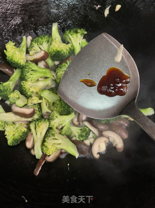 西蓝花炒香菇的做法步骤：9