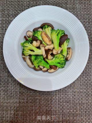西蓝花炒香菇的做法步骤：12