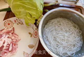 包菜炒粉条的做法步骤：1