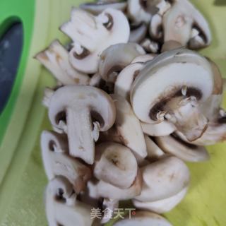 蘑菇炒小白菜的做法步骤：1