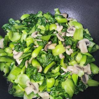 蘑菇炒小白菜的做法步骤：7
