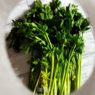 芹菜麦饭的做法步骤：1