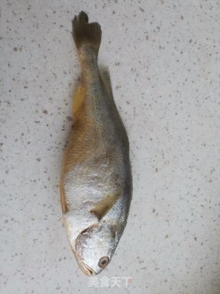 糖醋黄花鱼的做法步骤：1