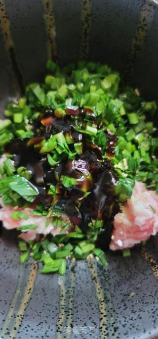 韭菜鲜肉锅贴的做法步骤：2