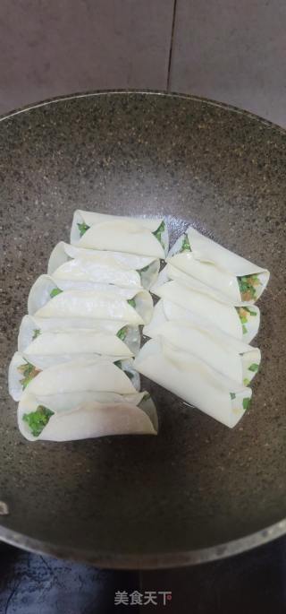 韭菜鲜肉锅贴的做法步骤：6