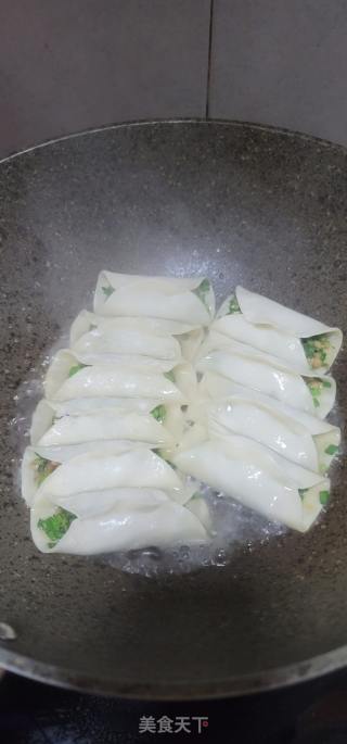 韭菜鲜肉锅贴的做法步骤：7