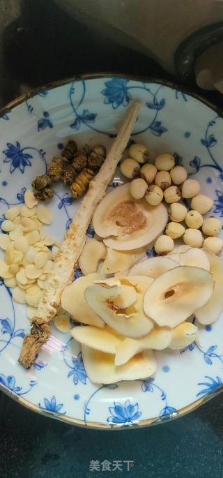 海底椰苹果炖瘦肉汤的做法步骤：2