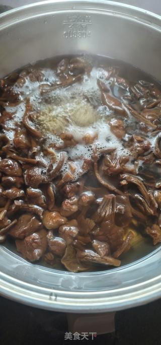 猪肉西芹炒滑子菇的做法步骤：3