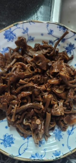 猪肉西芹炒滑子菇的做法步骤：4