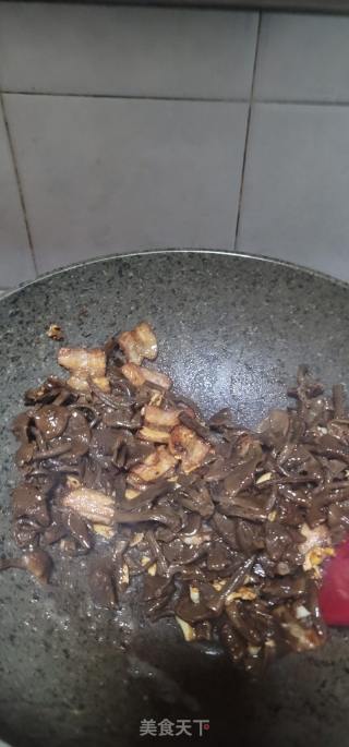 猪肉西芹炒滑子菇的做法步骤：7