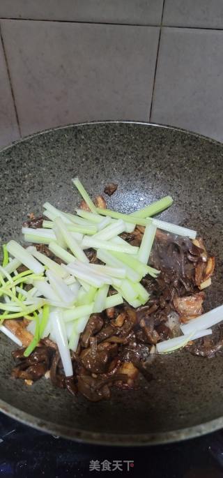 猪肉西芹炒滑子菇的做法步骤：8