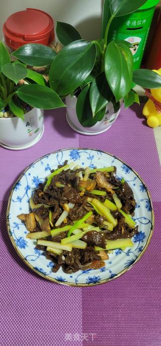 猪肉西芹炒滑子菇的做法步骤：10