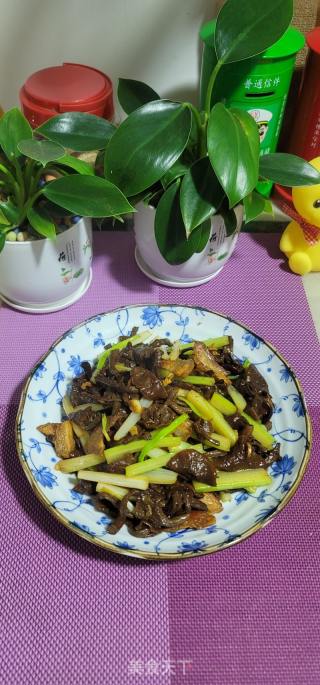 猪肉西芹炒滑子菇的做法步骤：11