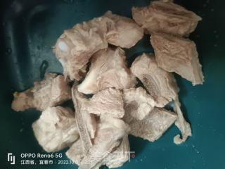 莲藕排骨汤的做法步骤：4