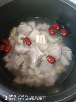 莲藕排骨汤的做法步骤：5