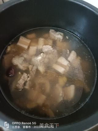 莲藕排骨汤的做法步骤：7