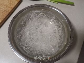 蒜蓉粉丝蒸丝瓜的做法步骤：1